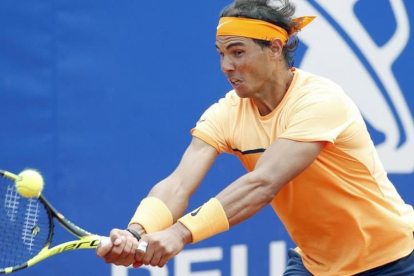 Rafael Nadal, en una jugada del partido ante Fognini.-EFE / ANDREU DALMAU