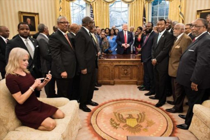 Kellyanne Conway, en el Despacho Oval, en un acto con líderes de uiversidades y 'colleges' de tradición afroamericana.-BRENDAN SMIALOWSKI