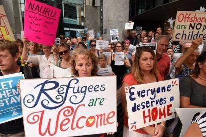 Manifestantes australianos reclaman en Brisbane que los refugiados enfermos no sean trasladados a la  isla de Nauru.-EFE / DAN PELED