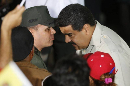 Nicolás Maduro escucha a su ministro de Defensa, Padrino López, este jueves en Caracas.-Foto: AP / ARIANA CUBILLOS