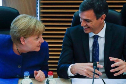 Pedro Sánchez conversa con Angela Merkel en el Consejo Europeo del pasado 24 de junio.-YVES HERMAN /REUTERS