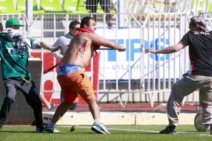 Escenas de las peleas, en un auténtico campo de batalla.-AP / FELIPE FREDES