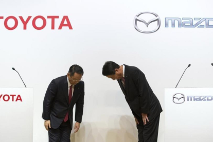 Los presidentes de Toyota y de Mazda, en la presentación de la alianza.-EFE / CHRISTOPHER JUE