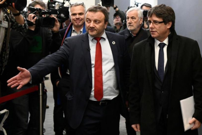 Carles Puigdemont y el diputado danés Magni Arge, llegando a la reunión del Parlamento de Dinamarca.-AFP