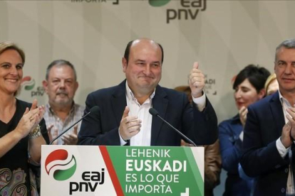 El presidente del PNV, Andoni Ortuzar, en una imagen del 2015, junto al lendakari, Íñigo Urkullu.-/ PERIODICO (EFE / LUIS TEJIDO)
