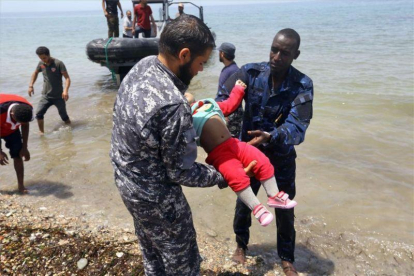 Las fuerzas de seguridad de Libia rescatan el cuerpo de un bebé tras el naufragio de un bote que trataba de llegar a Europa.-AFP / MAHMUD TURKIA