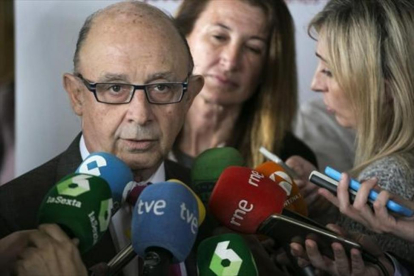 Cristóbal Montoro, ministro de Hacienda, atiende a los periodistas, ayer en Madrid.-EFE / SANTI DONAIRE