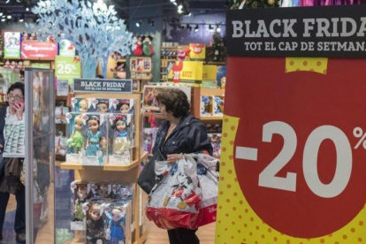 Carteles de Black Friday en una tienda de Barcelona.-FERRAN SENDRA
