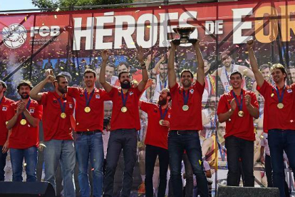 La selección española de baloncesto celebra la victoria en el Eurobásquet, este lunes en Madrid.-AFP