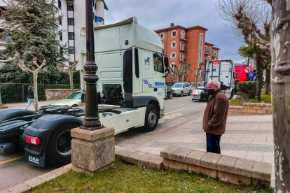 Camiones durante una protesta por la calle Nicolás Rabal de Soria. CONCHA ORTEGA-ICAL