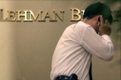 Trabajador de Lehman Brothers, en Seúl, el 16 de septiembre del 2008.-AFP