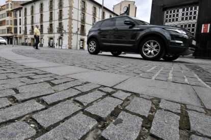 Pavimento adoquinado para los coches en Mariano Granados.-Valentín Guisande