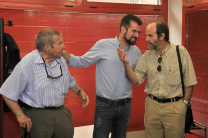 José Luis Serrano, Luis Tudanca y José María Martínez Laseca departen en la Casa del Pueblo.-VALENTÍN GUISANDE