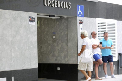 Ricardo Urgell el miércoles de la semana pasada acudiendo a la Policlínica del Rosario donde Ángel Nieto se cuentra ingresado.-EFE