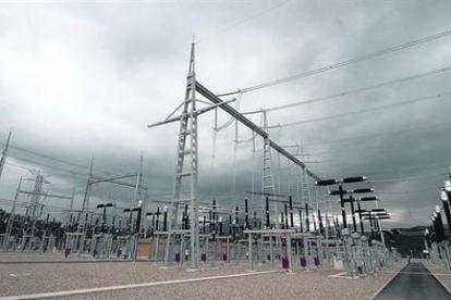 Una subestación de suministro de electricidad, propiedad de Red Eléctrica, en Bescanó, en mayo del 2011.-JOAN CASTRO