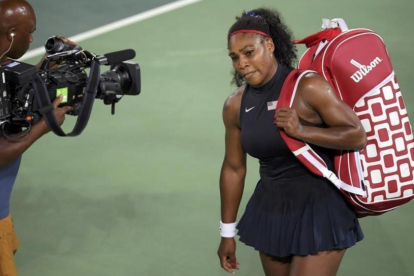 Serena Williams abandona cabizbaja la pista central.-REUTERS / TOBY MELVILLE