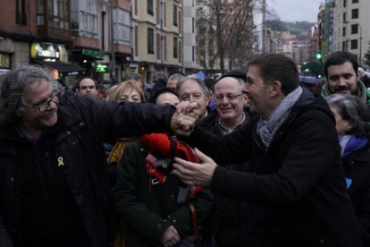 El portavoz de ERC en el Congreso, Joan Tardà, saluda al líder de Bildu, Arnaldo Otegi, en una manifestación el pasado 12 de enero.-VINCENT WEST
