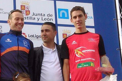 Jaime Izquierdo con su trofeo de tercer clasificado.-Fcylt