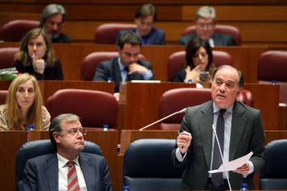 El consejero de Economía y Empleo, Tomás Villanueva, durante su intervención en el Pleno de las Cortes de Castilla y León-Ical