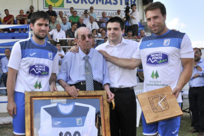 Antonio Pedroviejo, el fundador del Almazán, fue homenajeado el pasado verano en el campo de La Arboleda.-Valentín Guisande