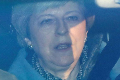 Theresa May se dirige a la Cámara de los Comunes a bordo de su coche oficial, el 1 de abril del 2019.-TOLGA AKMEN / AFP