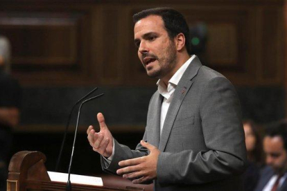 Alberto Garzón, líder de Izquierda Unida, en su intervención durante la primera ronda de la investidura de Pedro Sánchez.-EFE