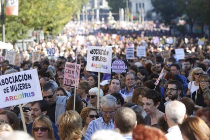 Miles de personas participan en una marcha contra la violencia machista.-DAVID CASTRO