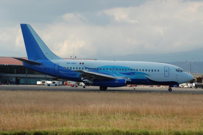 El Boeing 737-200 del accidente de avión en Cuba, con matrícula XA-UHZ, en una imagen del 2011.-/ ALEC WILSON / FLICKR
