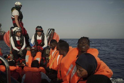 Un grupo de migrantes rescatados en el Mediterráneo son llevados al ’Ocean Viking’, este miércoles.-RENATA BRITO (AP)