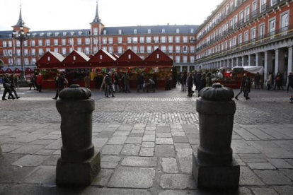Bolardos de protección en la plaza Mayor de Madrid.-AGUSTÍN CATALÁN