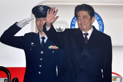 El primer ministro de Japón, Shinzo Abe, saluda antes de tomar el avión rumbo a Hawái.-AFP / KAZUHIRO NOGI