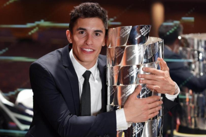 Marc Márquez se abrazó, anoche, al trofeo en el que están inscritos los nombres de todos los campeones.-/ ALEJANDRO CERESUELA