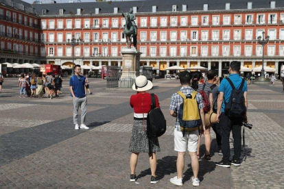 Turistas en la Plaza Mayor de la capital de España.-EFE