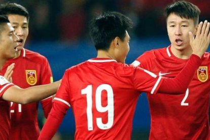 Los hinchas de China no ven a su selección clasificándose ni para un Mundial de 48 equipos.-