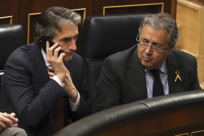 El ministro del Interior, José Antonio Zoizo (izquierda), junto al titular de Fomento, Íñigo de la Serna, en el Congreso.-Ballesteros
