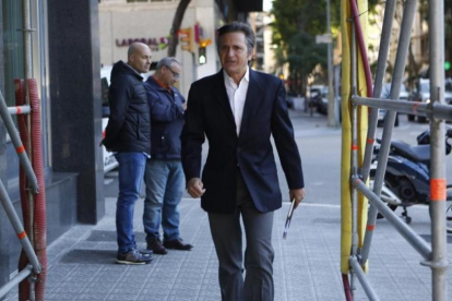 Josep Pujol Ferrusola, este viernes, a su llegada a los estudios de Catalunya Ràdio para la entrevista que ha concecido.-ALBERT BERTRAN