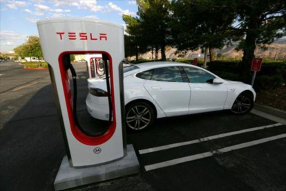 Un Tesla S conectado a un punto de recarga en California.-REUTERS / SAM MIRCOVICH
