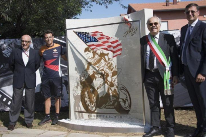 Carmelo Ezpeleta y Denis Pazzaglini, a la izquierda, en la inauguración, hoy, del monumento en recuerdo del desaparecido campeón norteamericano Nicky Hayden.-