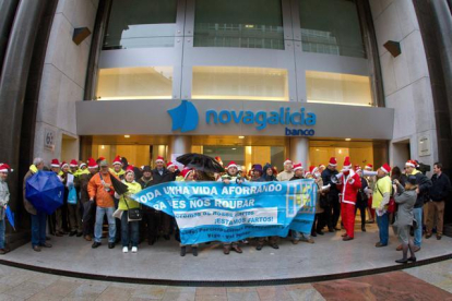 Afectados por las preferentes de Novagalicia Banco se manifiestan ante la sede central de esta entidad en Vigo, en el 2012.-SALVADOR SAS / EFE