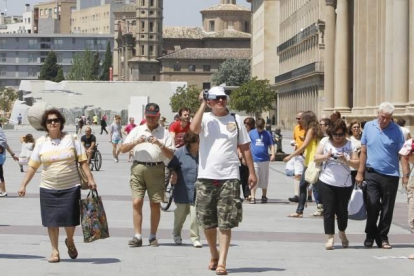 Turistas en la plaza del Pilar de Zaragoza-EL PERIÓDICO / ARCHIVO