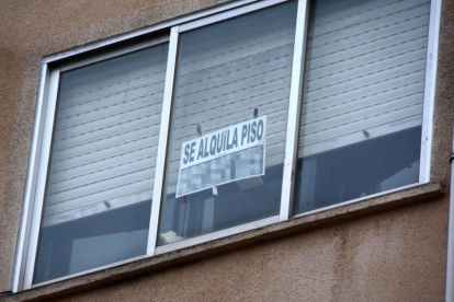 Cartel anunciando el alquiler de una vivienda en Soria.-VALENTÍN GUISANDE