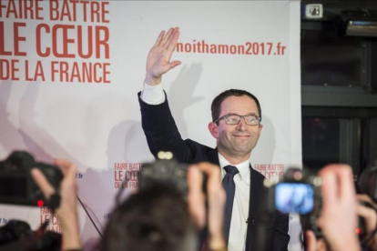 Benoit Hamon saluda a sus seguidores tras ganar la primera vuelta de las primarias de los socialistas franceses.-EFE / JEREMY LEMPIN