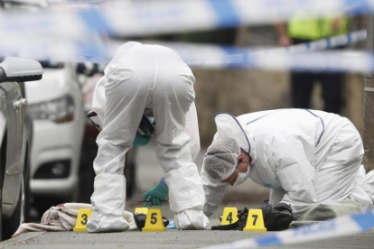 Forenses de la policía británica trabajan en el lugar donde la dipurada Jo Cox fue asesinada.-REUTERS / PHIL NOBLE