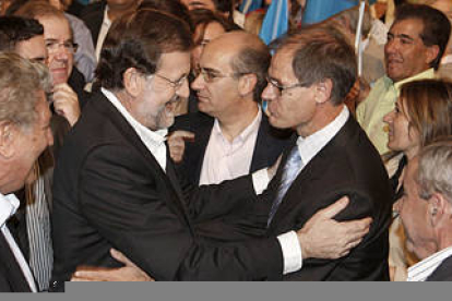 Mariano Rajoy abraza a Abel Antón durante el acto de precampaña electoral del PP el sábado en Salamanca en presencia de Posada. / ICAL-