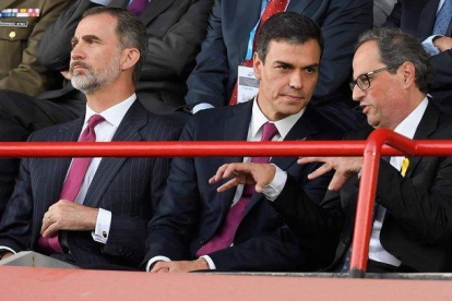 El rey Felipe VI, Pedro Sánchez y Quim Torra, en la inauguración de los Juegos del Mediterráneo, en junio del 2018 en Tarragona.-LLUIS GENÉ (AFP)
