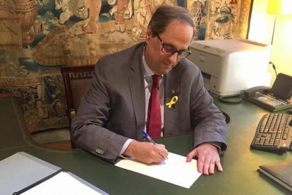 El president Quim Torra firma el decreto de nombramiento del nuevo Govern.-ACN