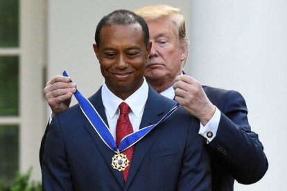El presidente de Estados Unidos concedió la Medalla de la Libertad al golfista Tiger Woods.-REUTERS