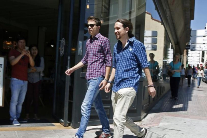 Íñigo Errejón y Pablo Iglesias, el pasado viernes, a su llegada a la sede de Podemos.-EFE / KIKO HUESCA