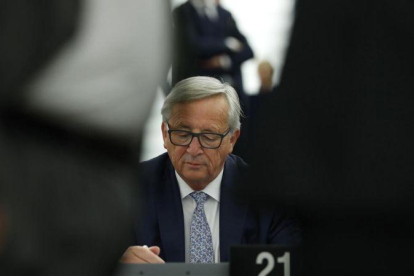 Juncker, ante los miembros del Parlamento Europeo.-EL PERIODICO (AP / JEAN FRANÇOIS BADIAS)