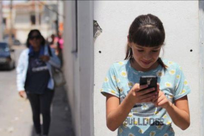 Una joven de Ciudad Juarez usa la aplicación para mujeres en peligro.-AFP / HERIKA MARTINEZ